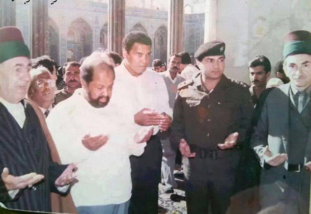 بالصورة:بطل العالم بالملاكمة الأمريكي محمد علي كلاي يزور مرقد الامام الحسين في كربلاء عام 1990