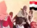 جندي عراقي يتعامل بودٍ و رفق مع أطفال عراقيين مرعوبين من أهل السنّة بعد تحرير منطقة قرب الموصل