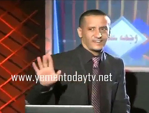 لحظة قصف قناة اليمن اليوم وهروب المذيع نبيل الصوفي قبل الضيف العسلي  على الهواء مباشرة