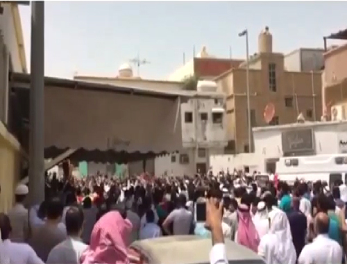 شيعة القطيف يهتفون "لبيك يا حسين" فى مظاهرات غاضبة