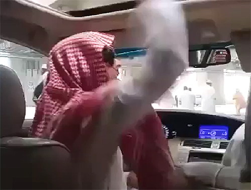 سعودي اقتحم مكان رمي الجمرات بمنى بسيارته و يقوم بمناسكه داخل السيارة!