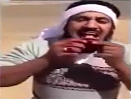کلیپ دیدنی (خوردن گوشت گرگ به صورت کاملا خام و تازه) توسط وهابیون گمراه و کافر عربستان سعودی