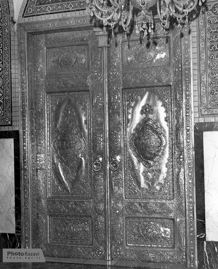 درب نقره ورودی از ایوان مسجد گوهرشاد به ضلع جنوبی دارالحفاظ