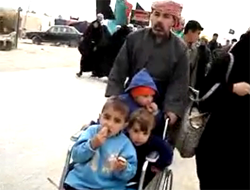 کلیپ اوج تحمل سختی یک پدر و فرزندانش در پیاده روی اربعین حسینی