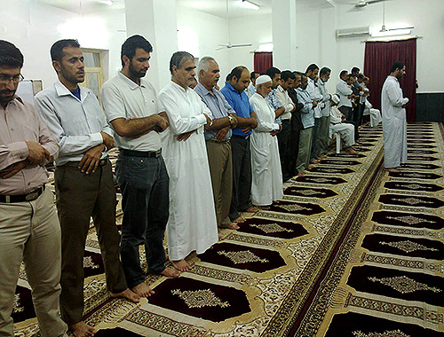 جدیدترین مدل برپایی نماز جماعت توسط وهابیون در یکی از مساجد شهر مدینه 