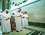 نماز جالب پادشاه عربستان با کفش و مبل داخل خانه کعبه