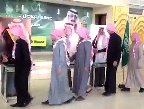عدد من المواطنين وهم يبايعون ملك السعودية الجديد سلمان بن عبدالعزيز