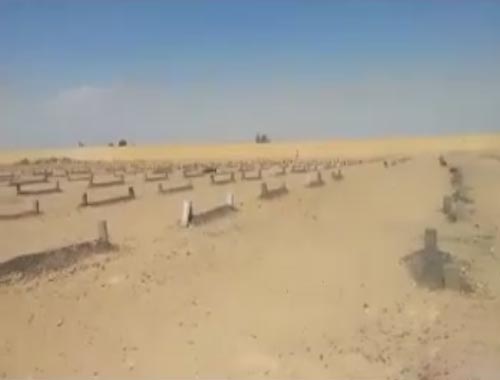 داعية سعودي يكسر رخام قبر في مقبرة القريات لإزالة البدع