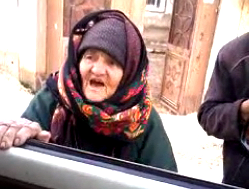 أمرأة عجوز : تحطم كبرياء داعش وتصف دولتهم بــ ((الملعونة)) وجها لوجه دون ان تخشاهم و تصرخ في وجوههم ارجعوا إلى الله
