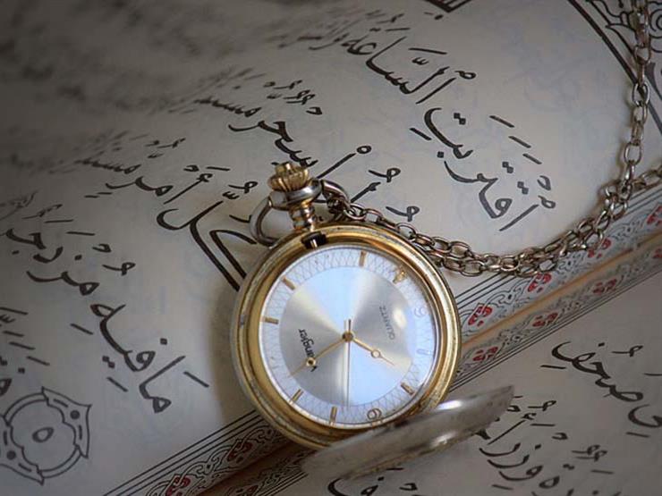 اقْتَرَبَتِ السَّاعَةُ وَانْشَقَّ الْقَمَرُ