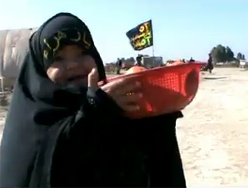 اصغر طفلة تخدم زوار الحسين عليه السلام