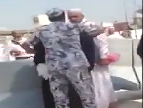 سیلی زدن و برخورد نامناسب پلیس های عربستان سعودی با حجاج بیت الله الحرام