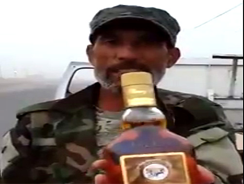 انهدام مشروبات الکلی ضبط شده از تروریست های داعش در عراق