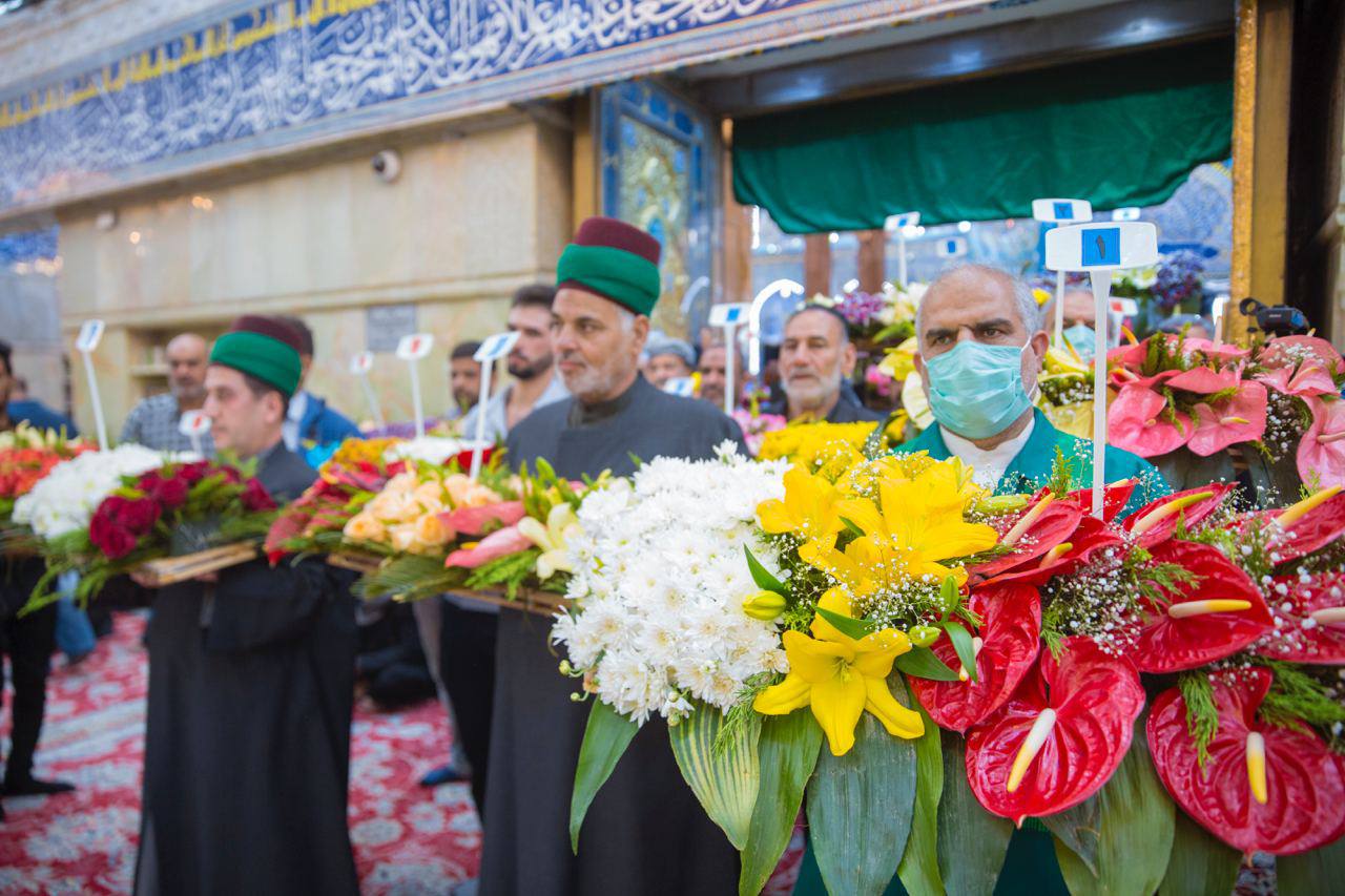 گل آرایی ضریح مطهر حسینی توسط آستان قدس حسینی