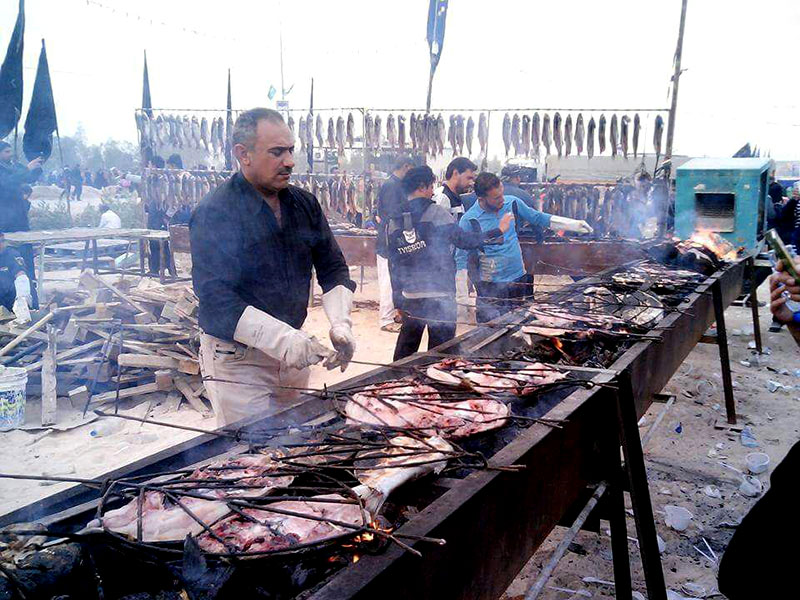 اطعام زائران اربعین حسینی با خوش طعم ترین ماهی کباب دنیا